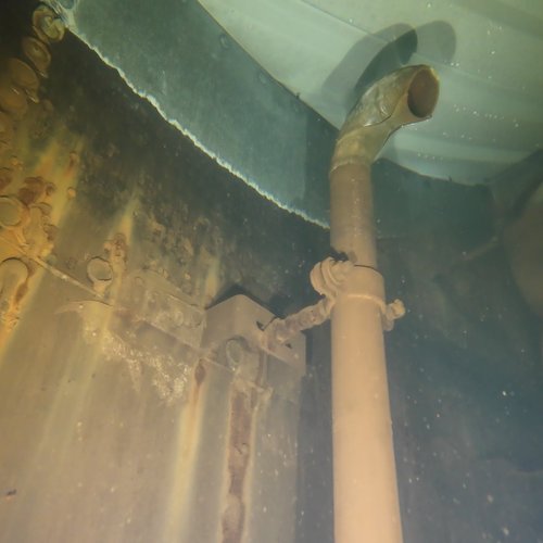 Sprinklertank-Inspektion: Stahltank, 20 Jahre – Inspektion Rohrschelle Korrosion Ablagerungen Wandansicht